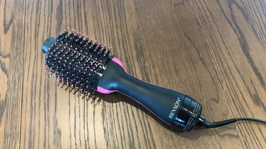 A guide explaining how to use a hair dryer brush at home